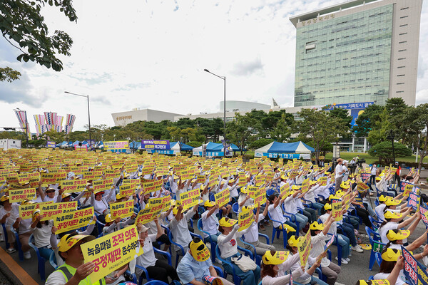 광주에서 JMS 회원 3천여명이 정명석목사의 무죄를 주장하며 집회를 열고있다. 월간경제 황성익 기자