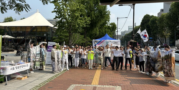 뜨거운 열기와 함께 서울 대학로 마로니에 공원에서 열린 서울, 부산 연합 버스킹은 참여회원의 열띤 관심으로 다양한 프로그램과 함께 마무리 했다.(사진제공=월간경제)